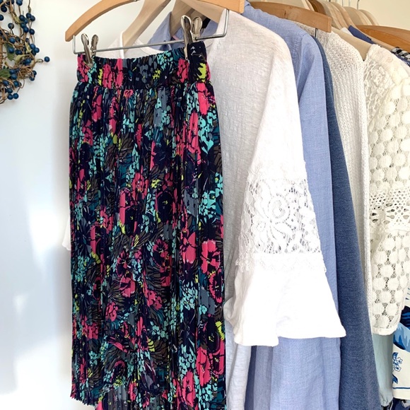 8 PC MYSTERY RESELLER BOX! Variety Clothing XS SM - Picture 3 of 8